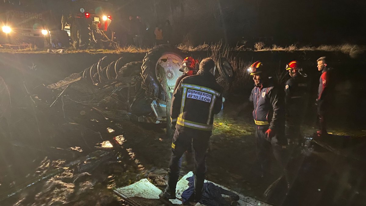Bomberos de León, durante el rescate. DL