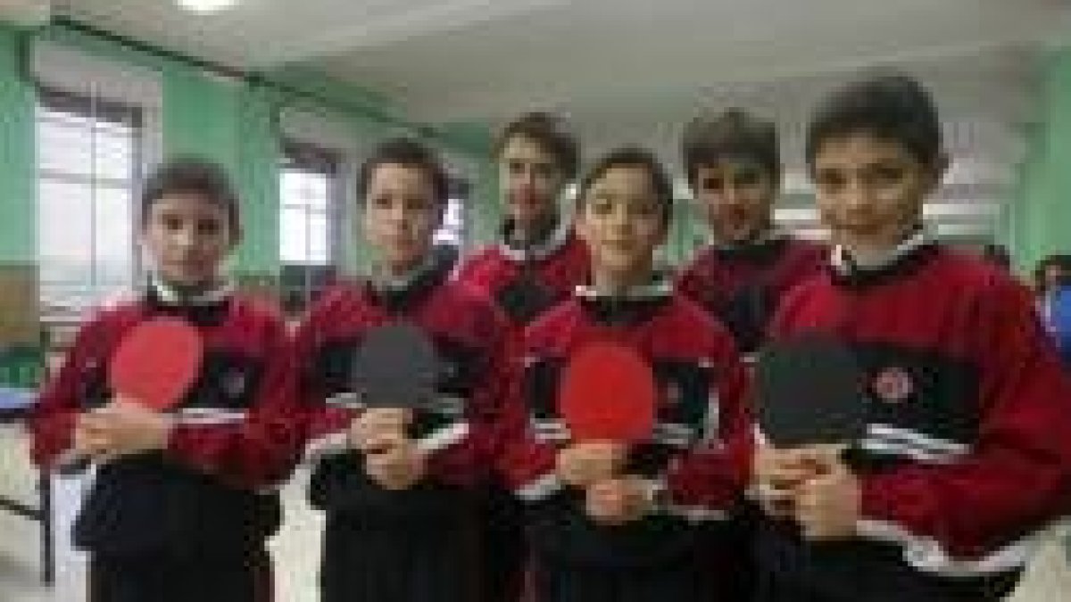 Formación de uno de los equipos de categoría alevín masculino del Colegio Leonés