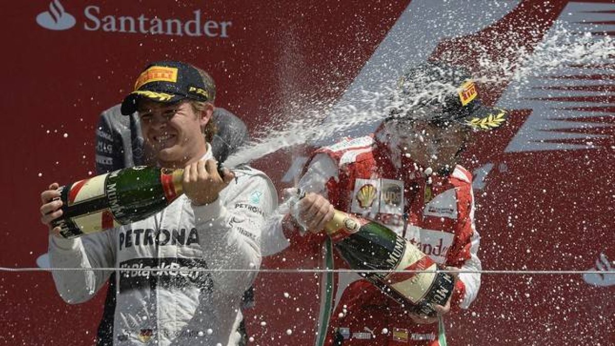 Fernando Alonso y Nico Rosberg, en el podio de Silverstone.