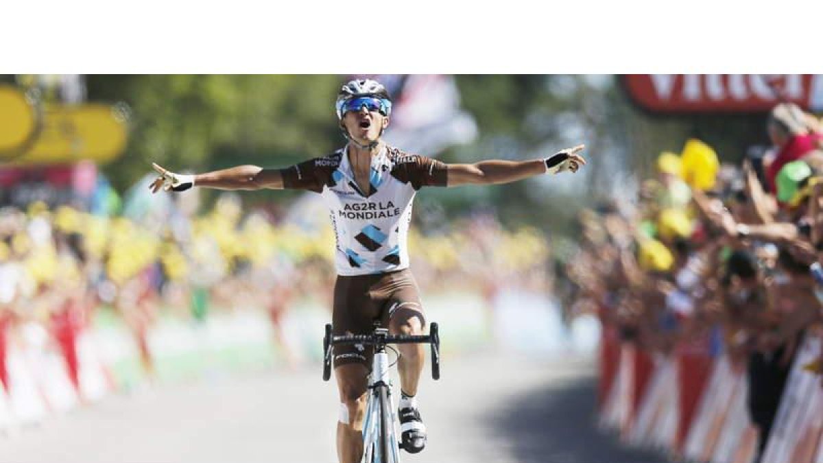 Alexis Vuillermoz grita de alegría tras conquistar la etapa del Muro de Bretaña.