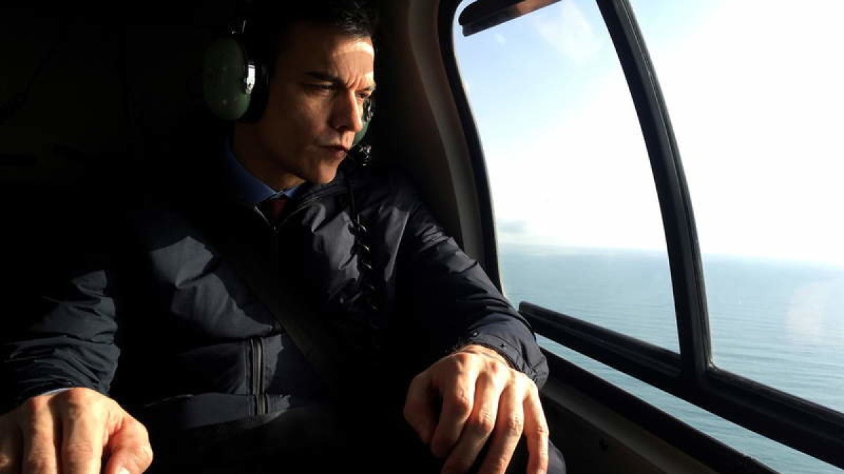 Sánchez en el helicóptero con el que ha sobrevolado ayer la zona devastada del delta del Ebro.