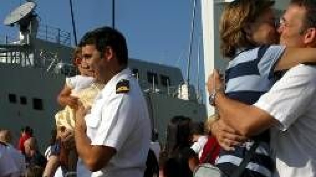 Un miembro de la tripulación se reúne con sus seres queridos después del viaje del Líbano