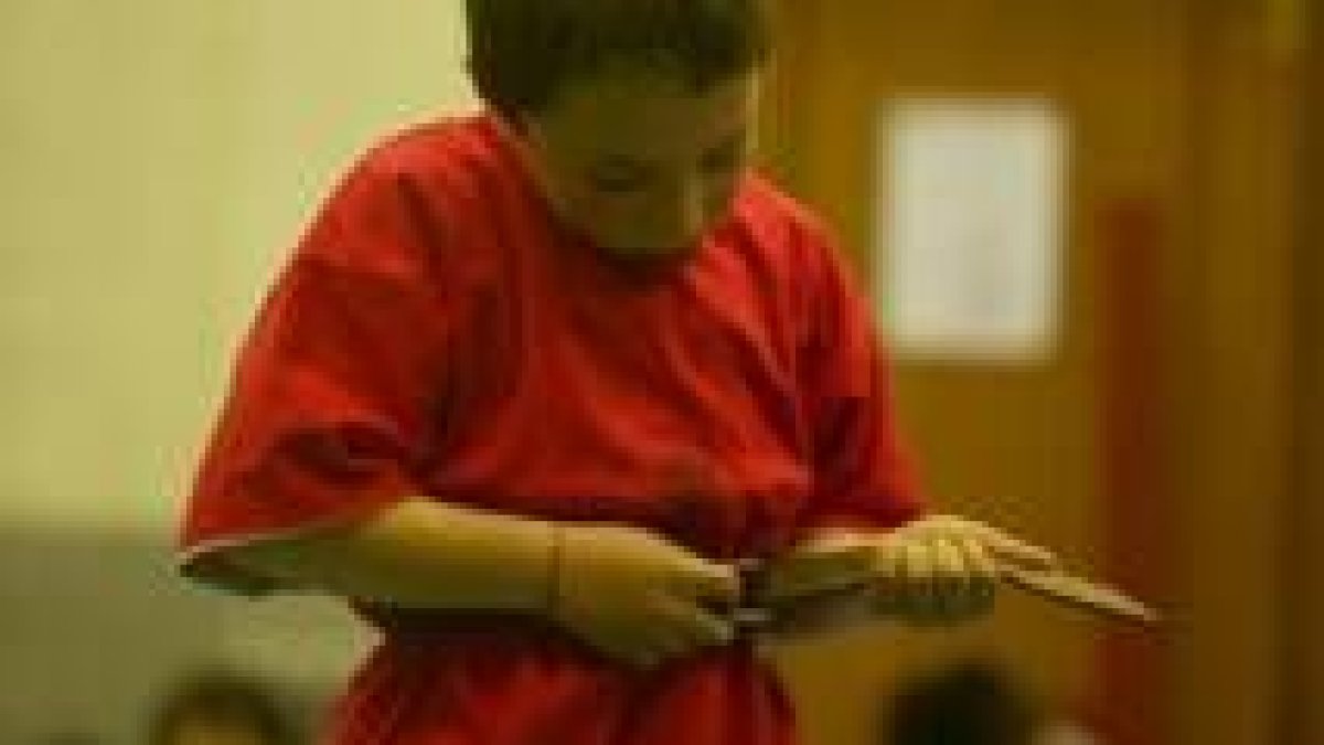 Un joven luchador se coloca el cinto