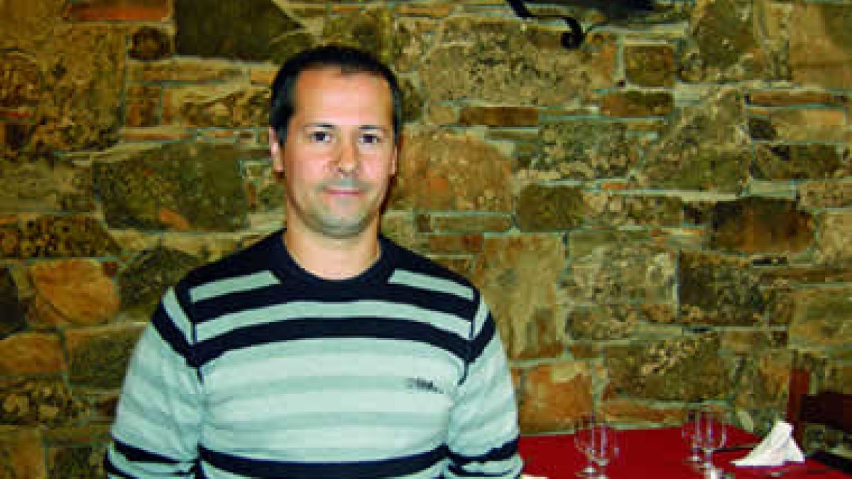 Agustín Álvarez posa en el comedor de La Posada de Gaspar,en Rabanaldel Camino.