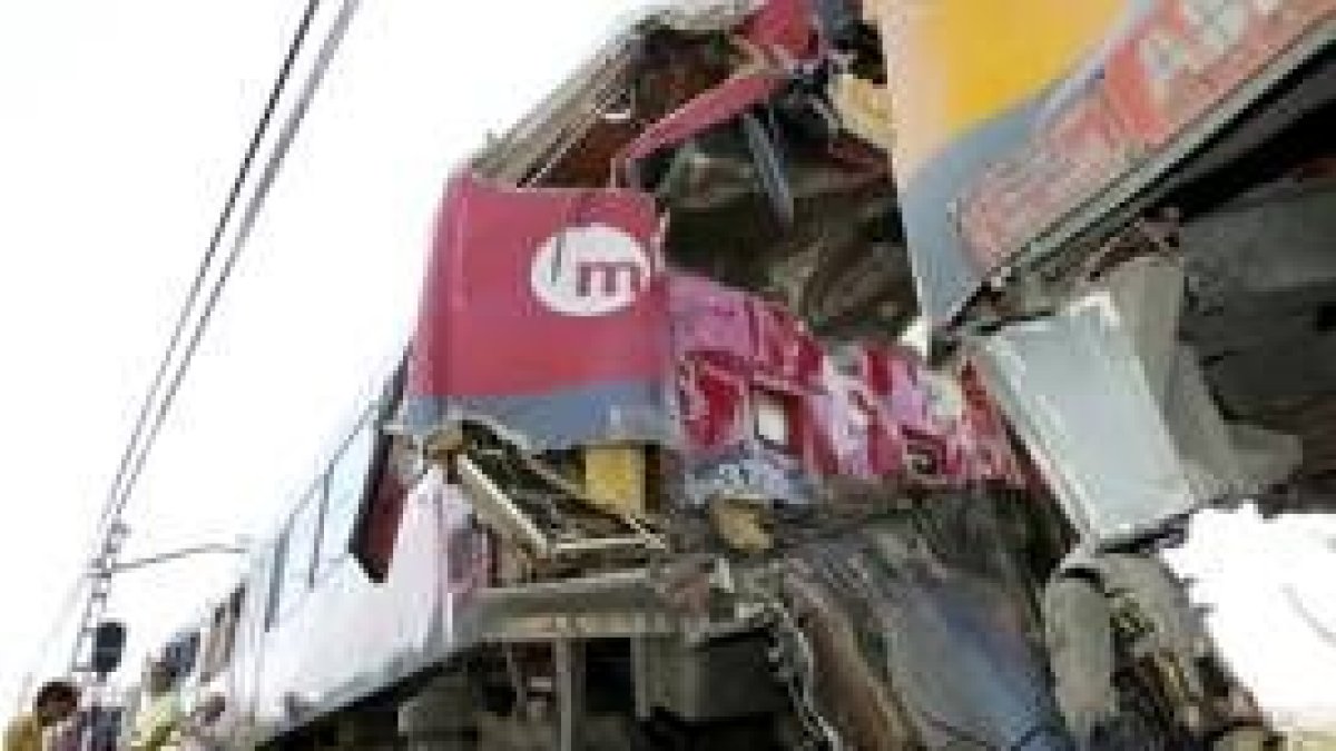 Estado en el que quedó una de las tres unidades del Metro Valencia que colisionaron ayer en Picanya