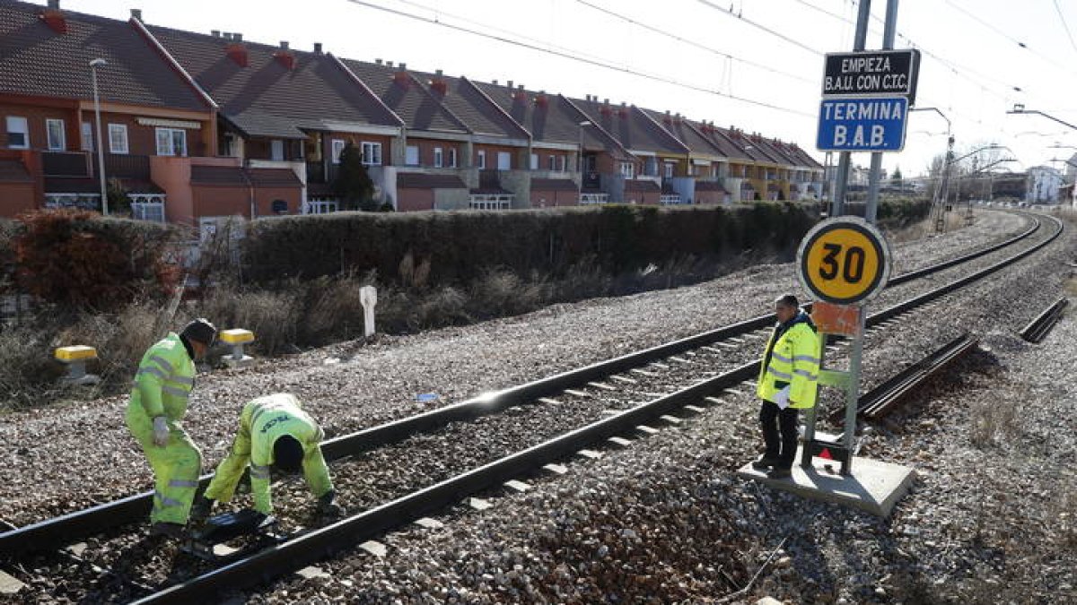 Trabajadores de Adif en la obra de integración del ferrocarril en la calle Limonar de CUba ded San Andres del Rabanedo. RAMIRO