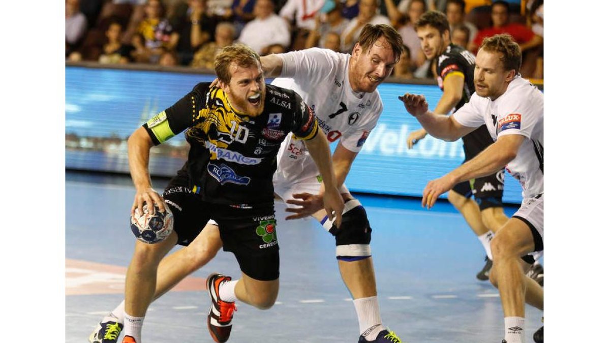Piñeiro busca la línea de seis metros durante el partido entre el Abanca Ademar y el Elverum. FERNANDO OTERO PERANDONES