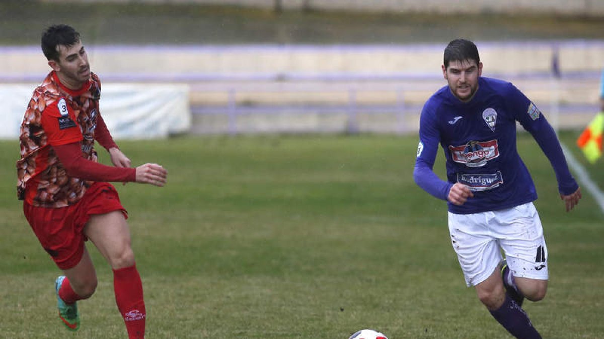 Álvaro se convirtió en el gran protagonista del partido con sus cuatro goles. FERNANDO OTERO
