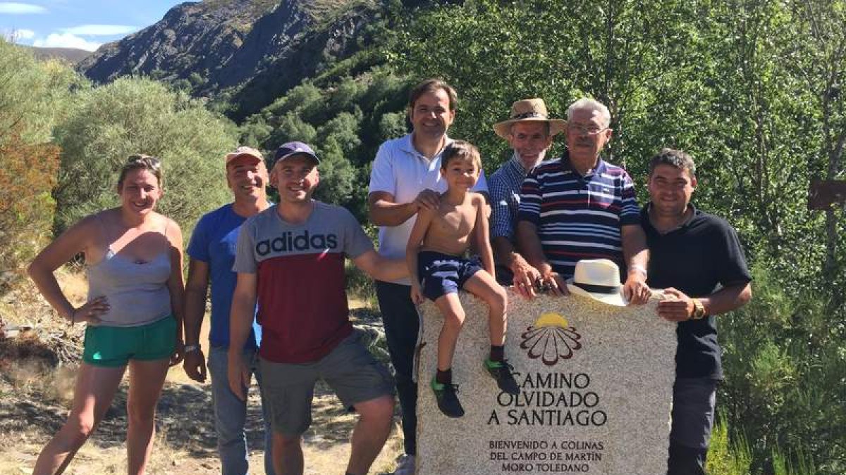 Rodríguez, cuarto por la izquierda en el Camino Olvidado . DL