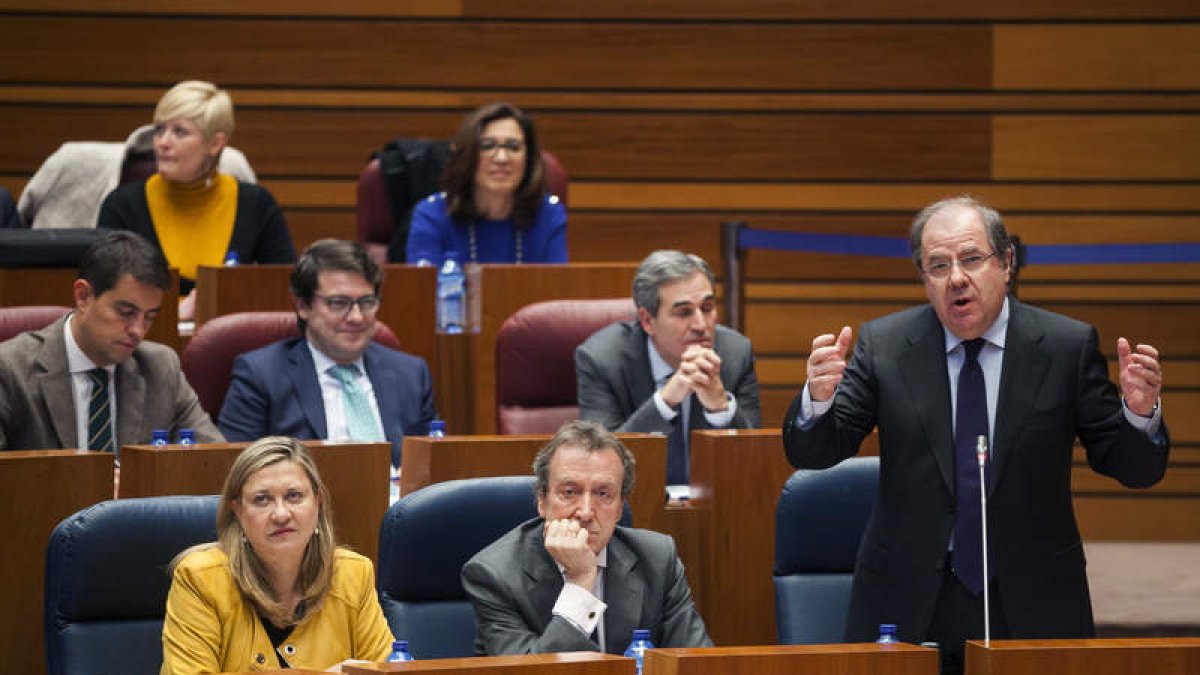 El presidente de la Junta, Juan Vicente Herrera, durante su intervención en el pleno. R. GARCÍA