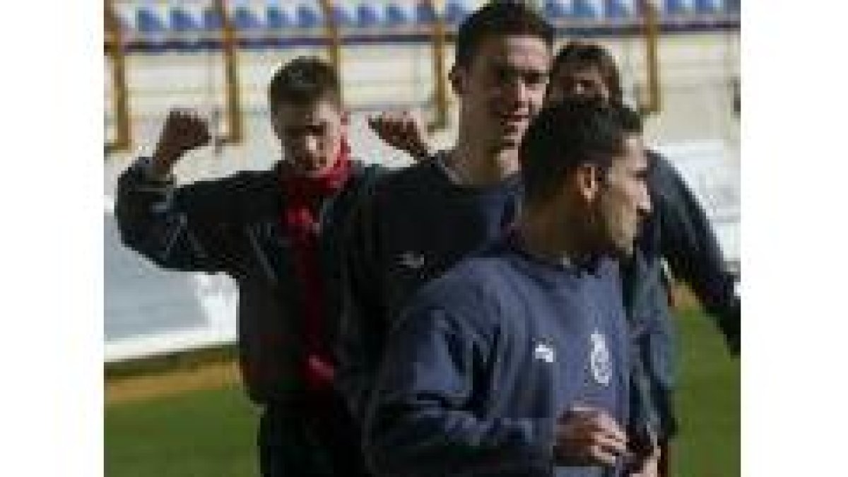 Diego Cascón, en el centro, entrena habitualmente con la primera plantilla