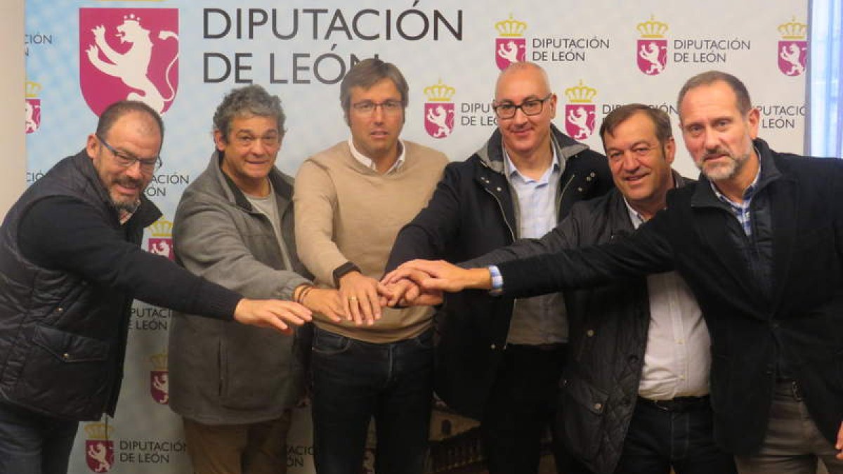 El diputado de Deportes, Emilio Orejas, con la directiva del Cleba. DL