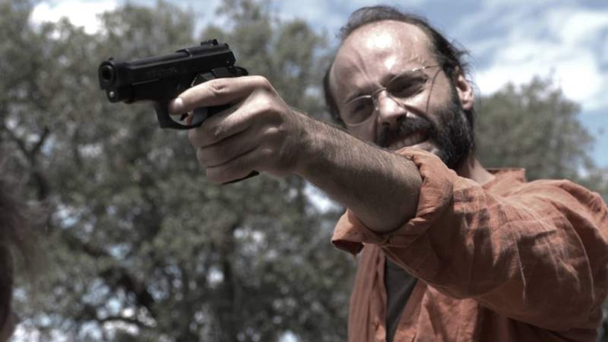 El actor Francis Quirós, que encarna a Luis, el maestro, en una de las escenas clave de la película, rodada hace pocos días en una dehesa extremeña.