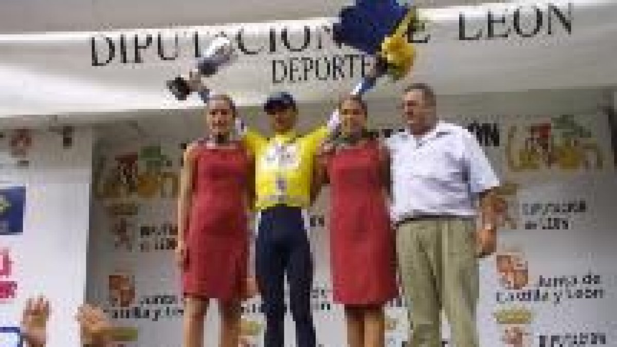 Francisco Palacio levanta el trofeo y el ramo de flores como líder provisional de la Vuelta a León