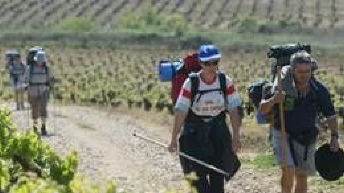 Peregrinos recorriendo el Camino de Santiago por la zona de Cacabelos