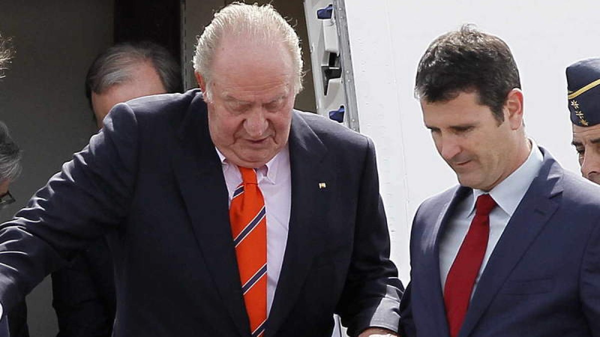 El rey emérito Juan Carlos I recibe ayuda para bajar de un avión en Panamá. JEFFREY ARGUEDAS