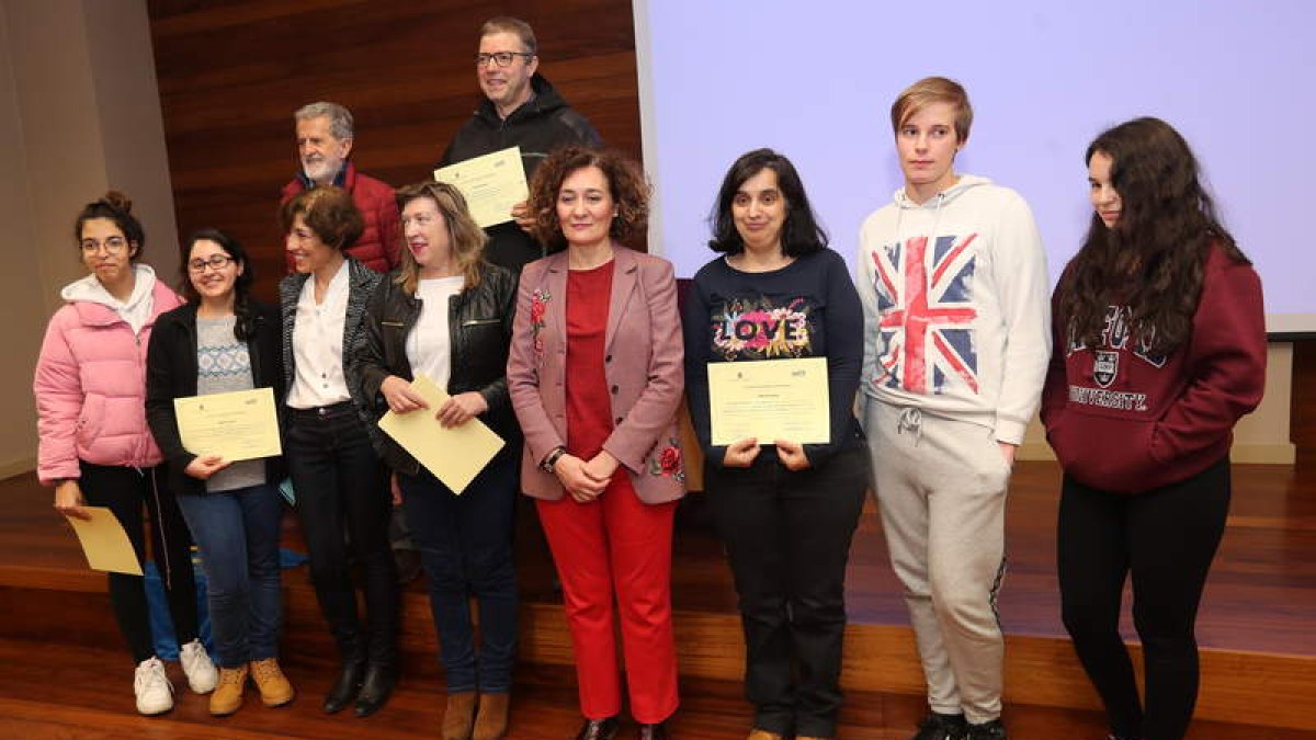 La alcaldesa y la edil de Turismo, con los voluntarios. L. DE LA MATA