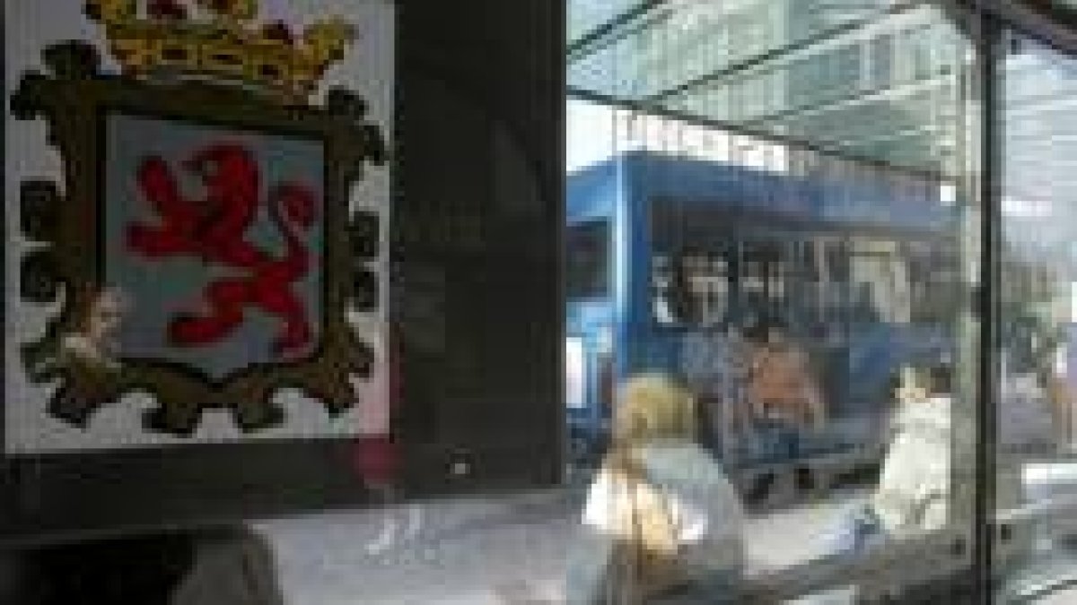 Autobuses urbanos en la parada de la plaza Santo Domingo, una de las más concurridas de la ciudad