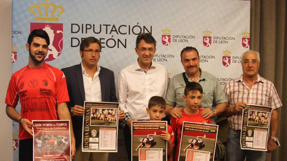 Presidente, diputado de Deportes, federativos y luchadores en la presentación de las Ligas.