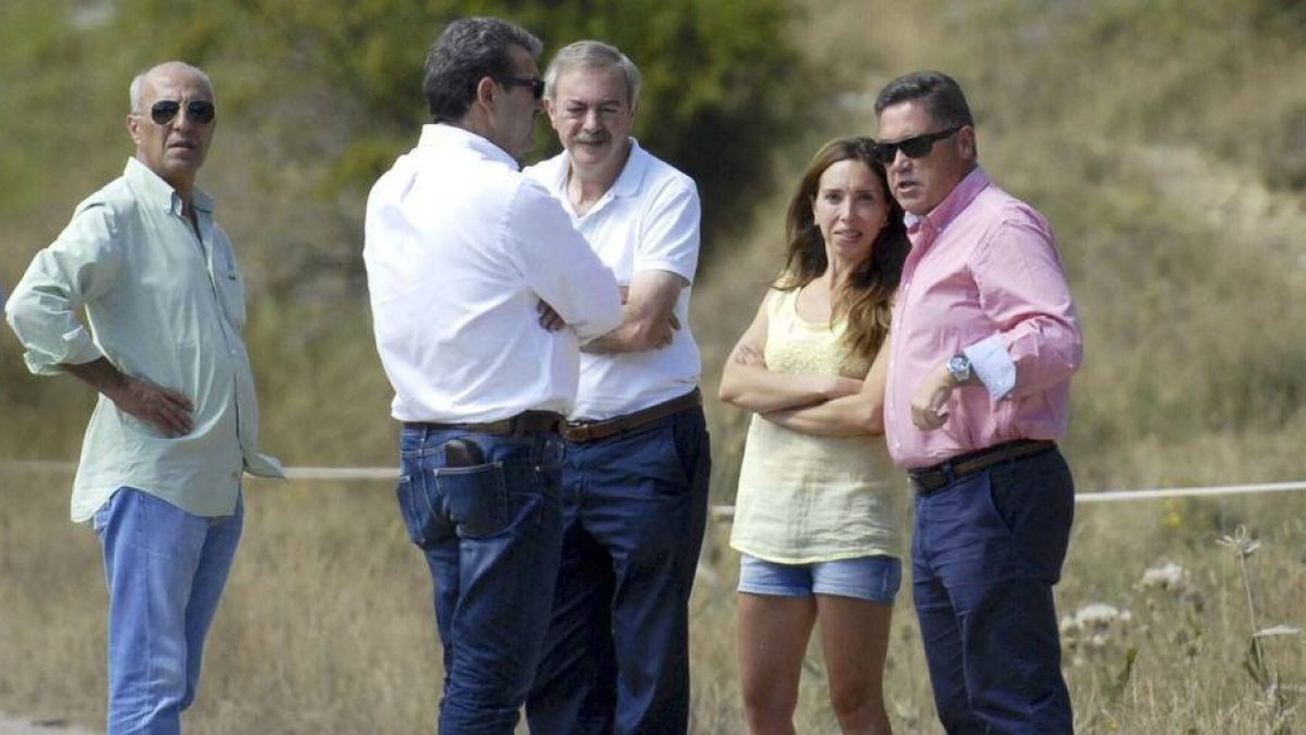 El presidente de la Diputación Marcos Martínez (derecha) con Rosa Rodríguez Maraña, alcaldesa de Maraña, Emilio Fernández, fiscal jefe de León, y Francisco García, alcalde de Sabero en las proximidades del lugar del accidente
