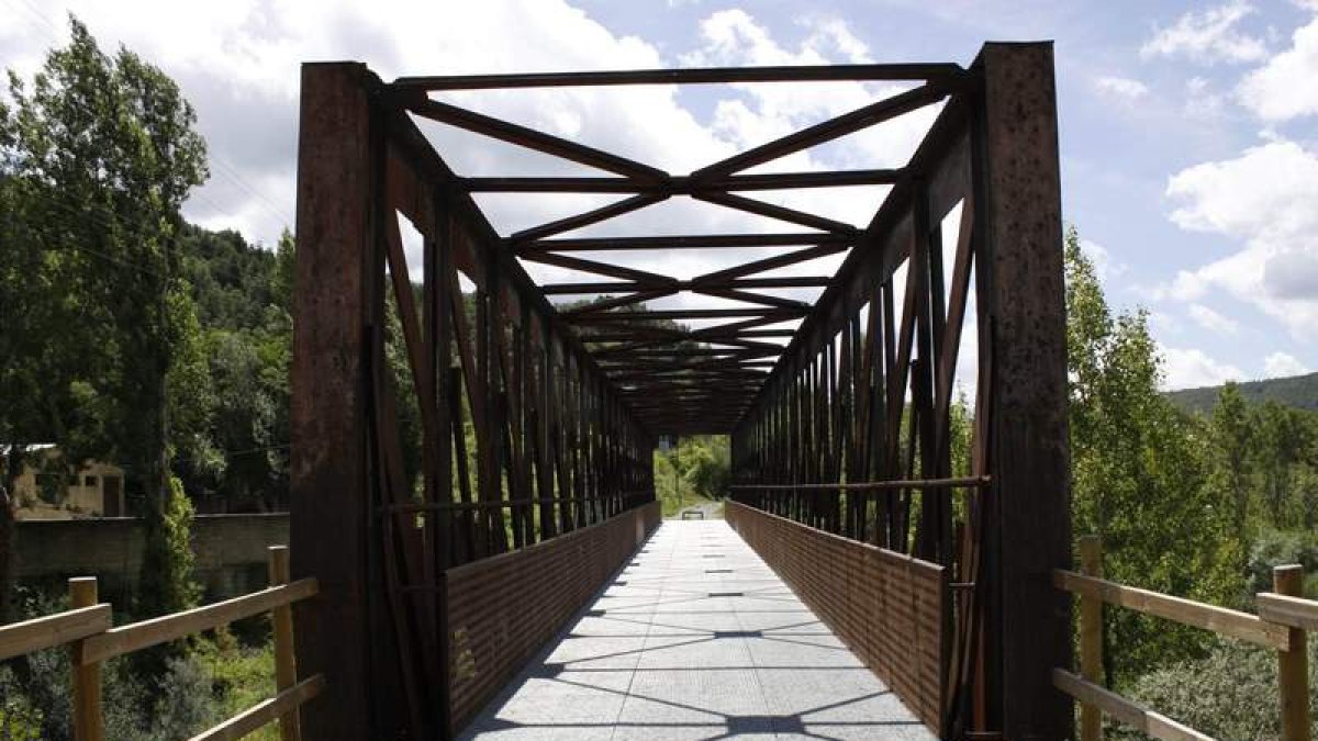 Ruta industrial de puente de hierro. CAMPOS