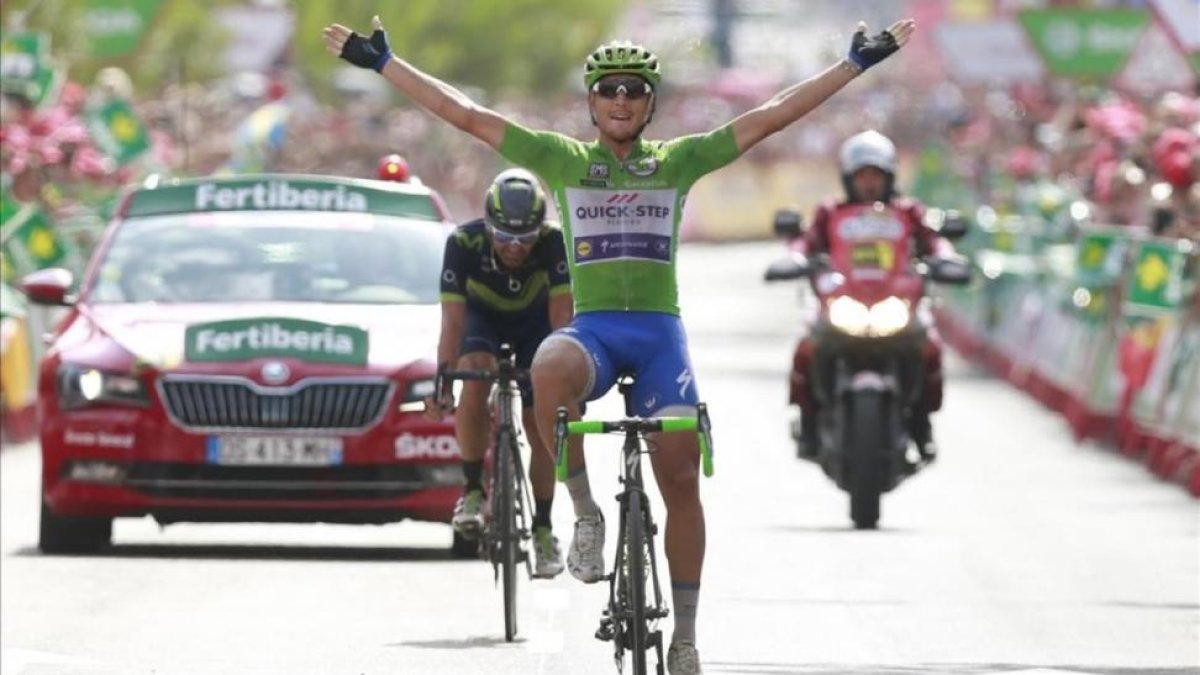 Matteo Trenin levanta los brazos por delante de José Joaquín Rojas, en la meta de Alhama de Murcia.