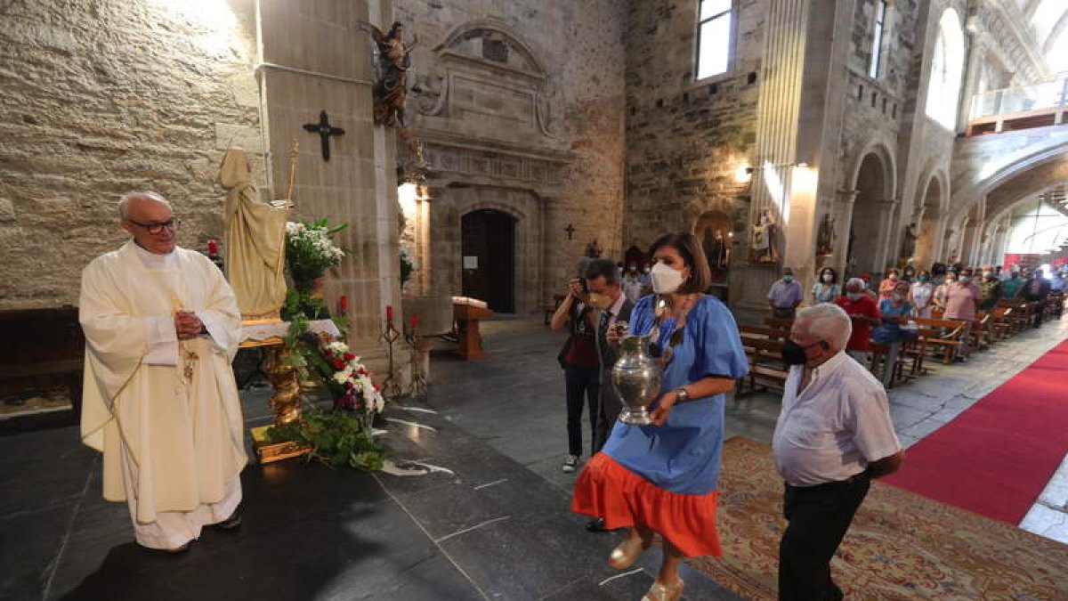 Misericordia Bello, presidenta de la DO Bierzo, y el párroco Jesús Álvarez, ofrecieron el primer mosto en el Monasterio de Carracedo. ANA F. BARREDO