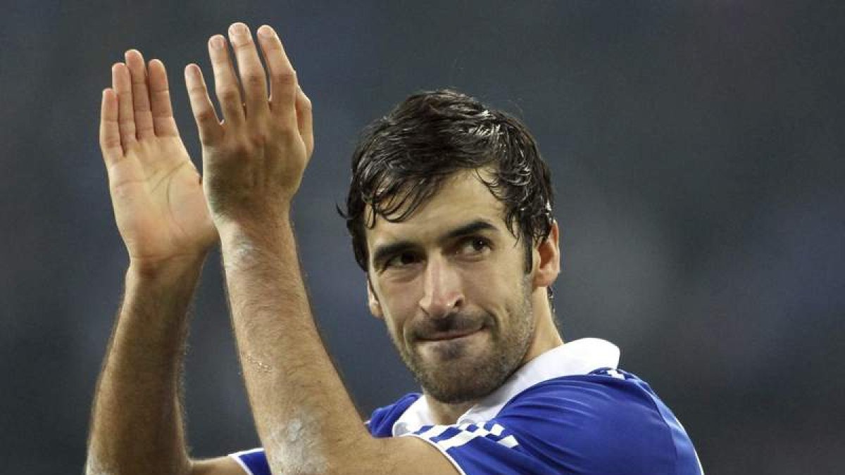 Raúl González celebra la victoria conseguida por el Schalke 04 ante el VfL Wolfsburgo.