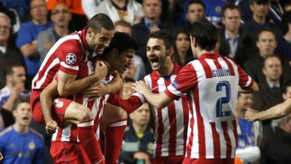 Mario Suárez, Adrián y Godín felicitan a Costa después del gol de penalti.