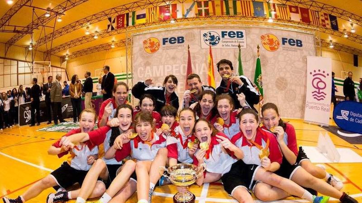 La selección de Castilla y León posa con sus trofeos.