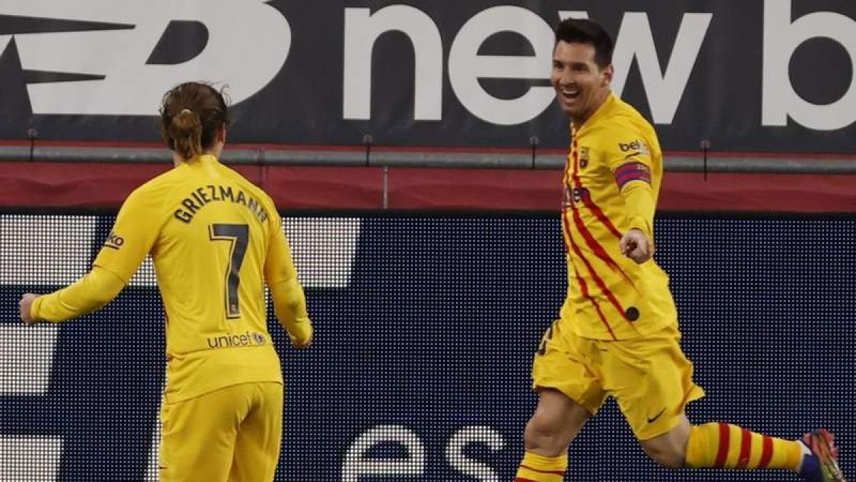 Lionel Messi guió al Barcelona al triunfo en San Mamés frente a un Athletic que llegó a adelantarse en el marcador. LUIS TEJIDO