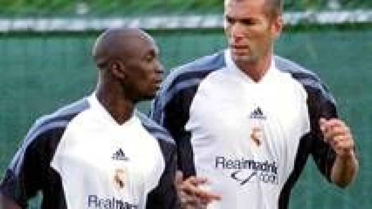 Zidane conversa con su compatriota Makelele en uno de los entrenamientos del Real Madrid