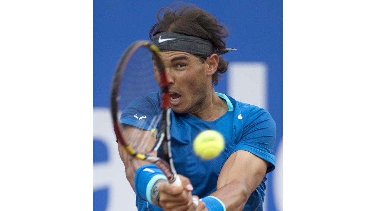 Nadal devuelve la pelota al tenista croata Ivan Dodig.