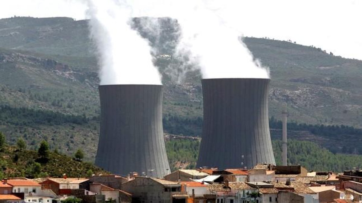 Imagen de las torres de refrigeración de la nuclear de Cofrentes.