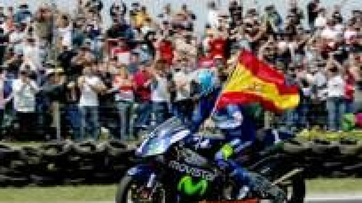 El bicampeón mundial de 250 cc. durante la vuelta de honor tras su triunfo en Phillipp Island