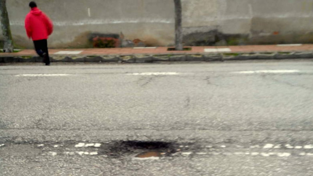 Uno de los baches que denuncia la asociación de vecinos Aljama .