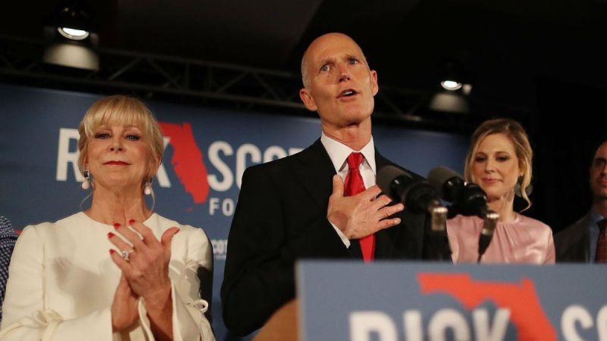 El Gobernador de Florida, Rick Scott, habla junto a su esposa, Ann Scott, y su hija, Alison Guimard.