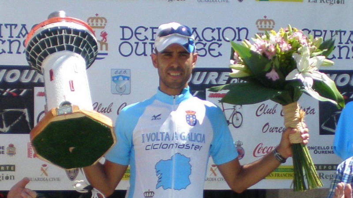 Cavero, con el trofeo de campeón de la Vuelta a Galicia.
