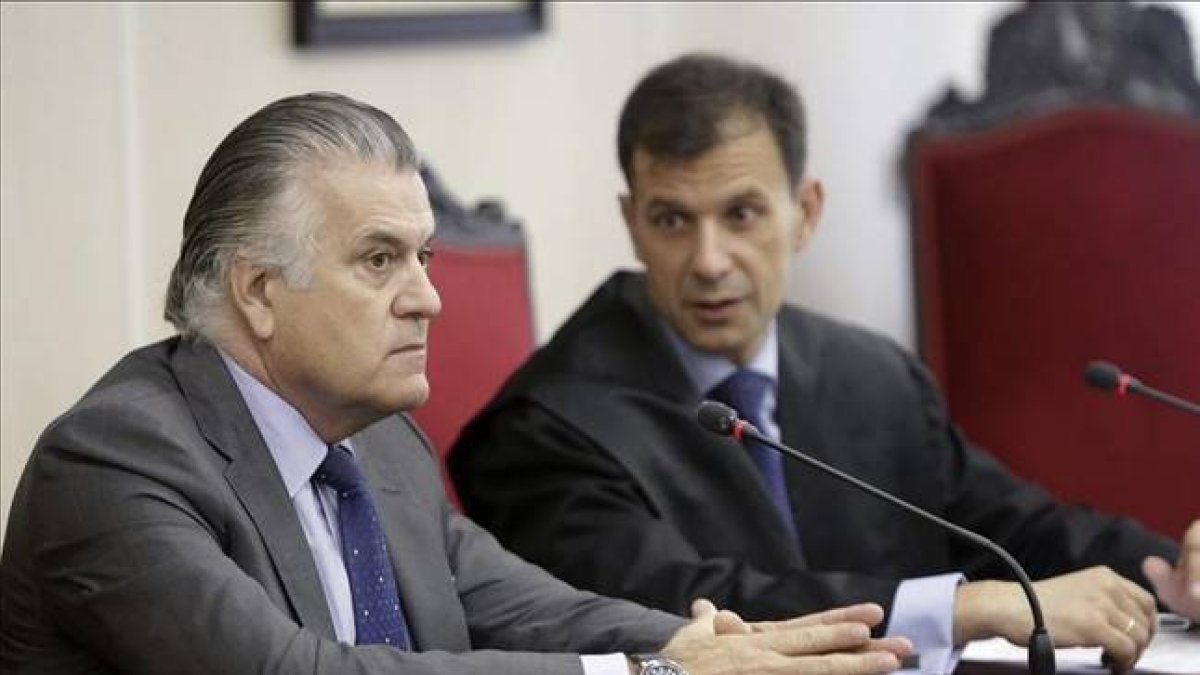 Luis Bárcenas junto a su abogado en la vista de este jueves en el juzgado de lo social.