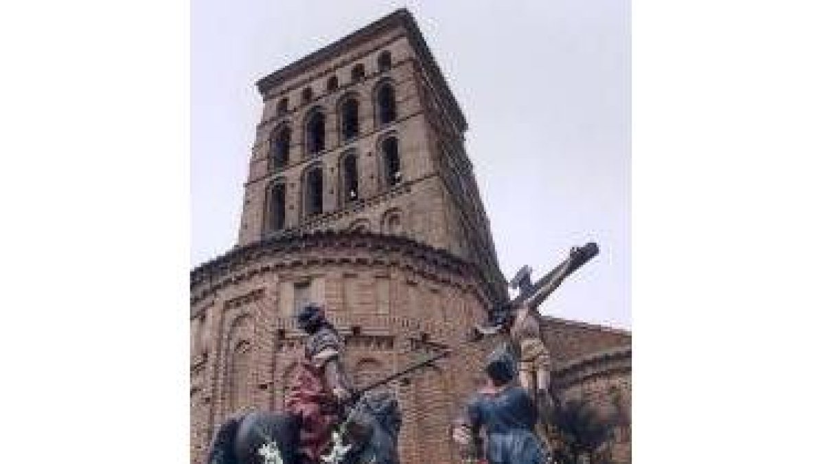 Un momento de una de las procesiones de Semana Santa en Sahagún, en imagen de archivo