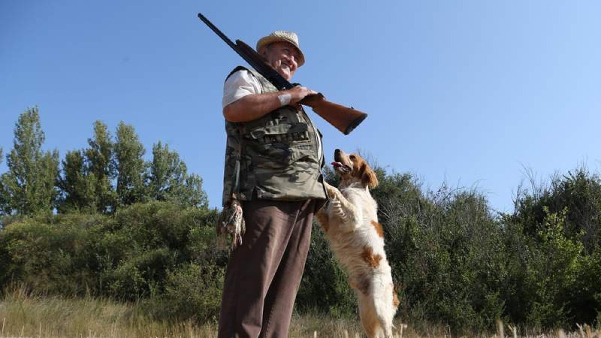 Un cazador con su perro.
