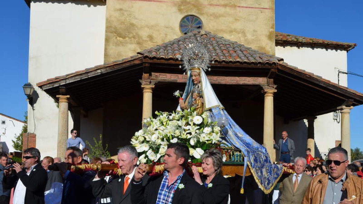 Las autoridades sacan la imagen de la Virgen de la iglesia al inicio de la procesión. MEDINA