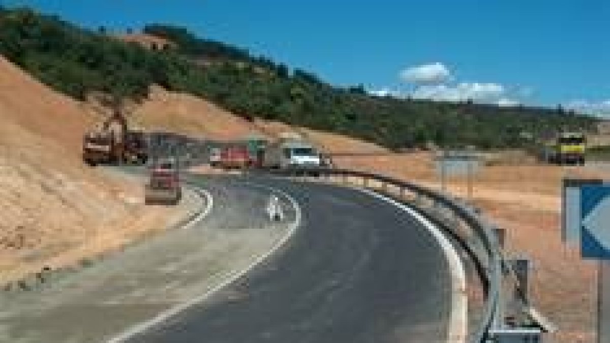Las máquinas reiniciaron ayer los trabajos de mejora de la LE-715