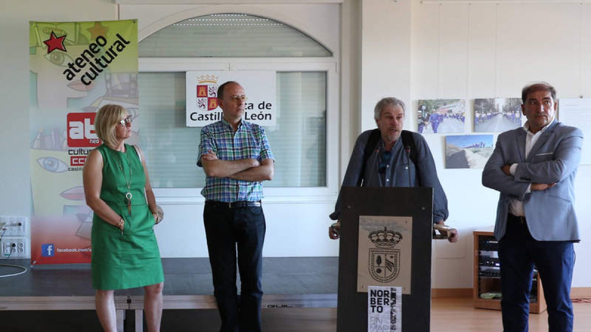 Un momento de la inauguración ayer de la exposición. BARREÑADA