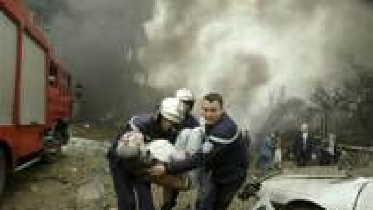 Varios bomberos intentan evacuar a los primeros heridos tras llegar al lugar del atentado en Argel