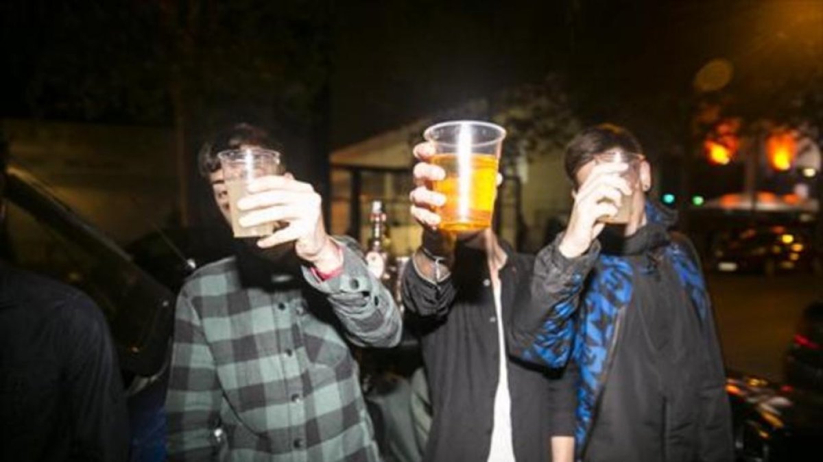 Un grupo de jóvenes hacen botellón.