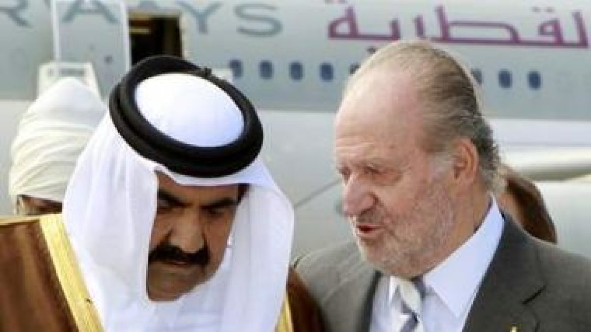 El emir de Catar y el rey, que reapareció con barba.