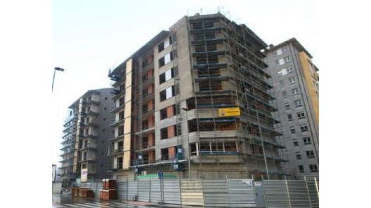 Viviendas en fase de construcción, este años, en el barrio ponferradino de La Rosaleda.