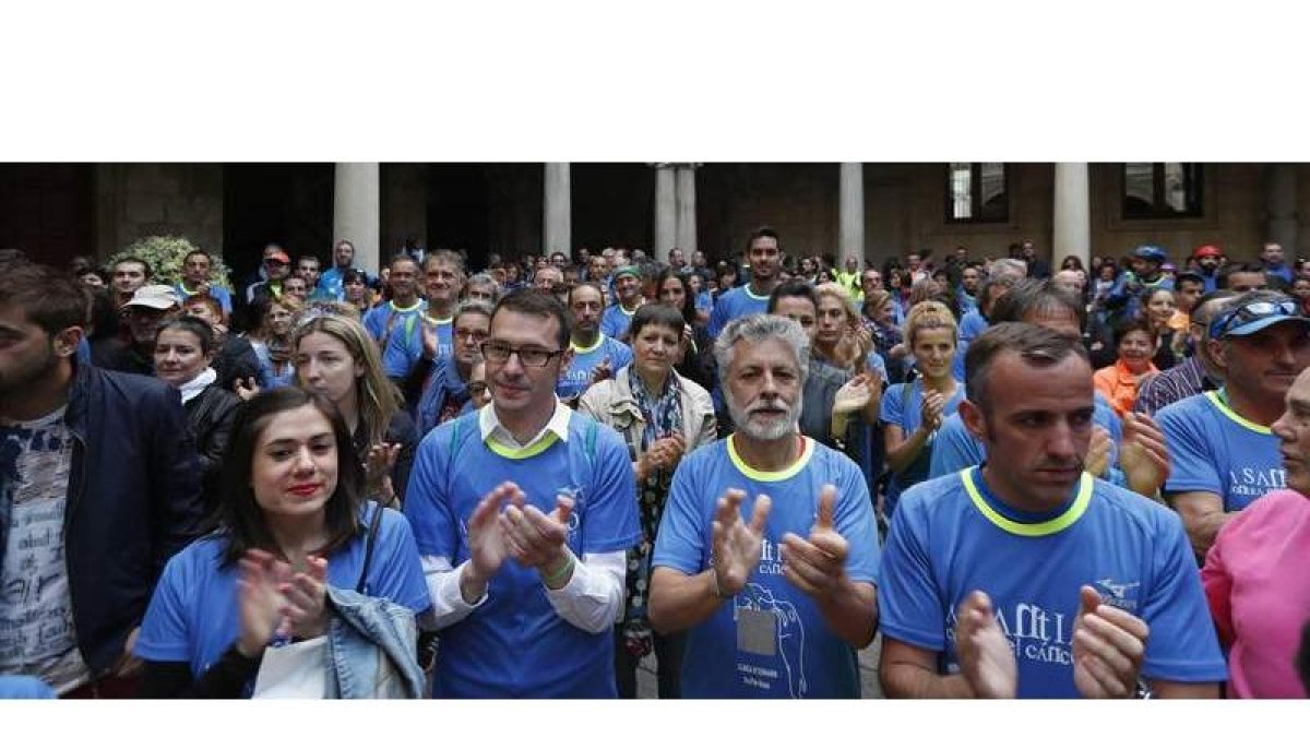 Los corredores de ‘A Santiago contra el Cáncer’ hicieron parada ayer en la Diputación de León. JESÚS F. SALVADORES