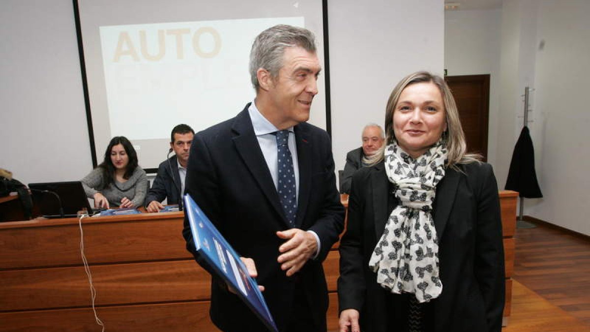 El presidente de Fele con una de las emprendedoras. L. DE LA MATA